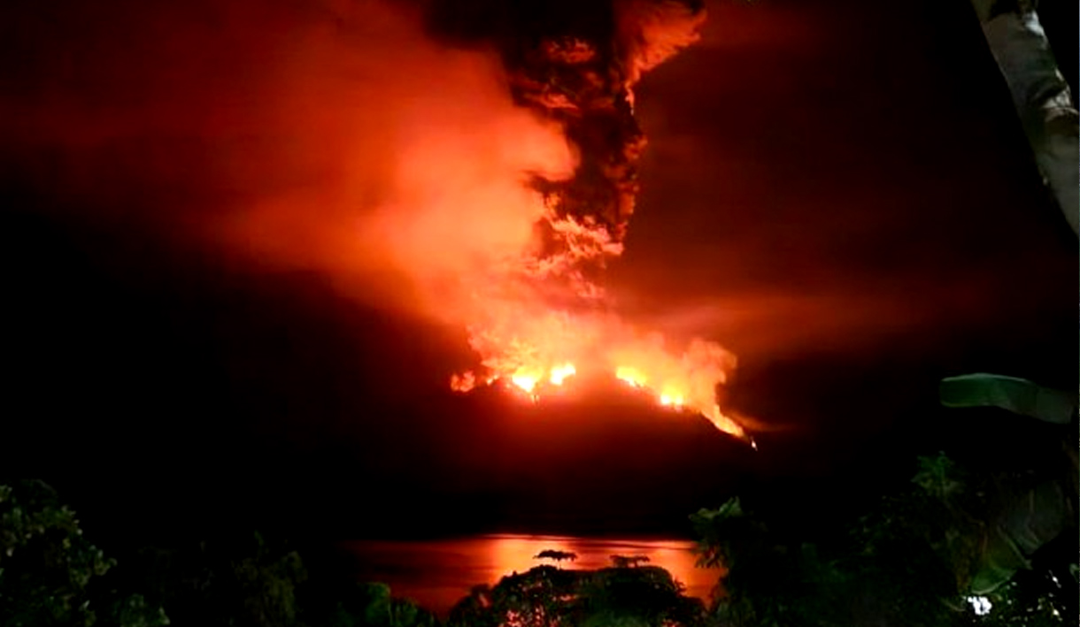 Letusan Gunung Api Ruang Merahkan Langit Kabupaten Sitaro Sulawesi