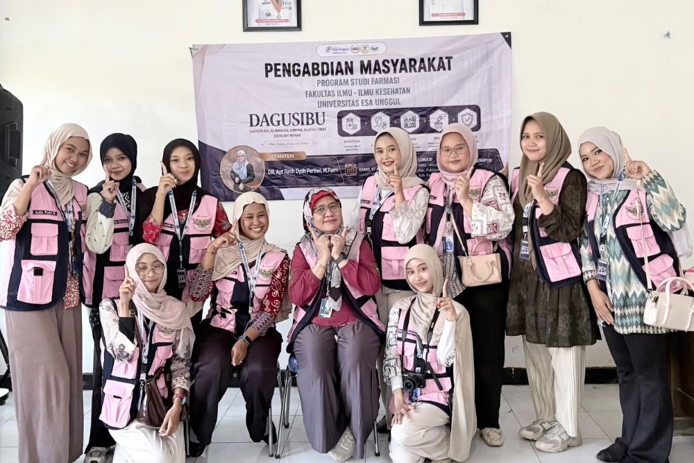 Mahasiswa Farmasi Universitas Esa Unggul Edukasi dan Skrining Kesehatan Warga Tanjung Pakis