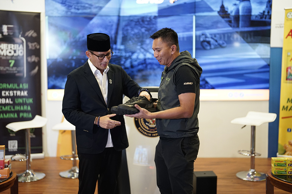 Dapat Sneakers Lokal dari Presiden Persebaya, Sandiaga Uno Langsung Ganti Sepatu di Acara Live