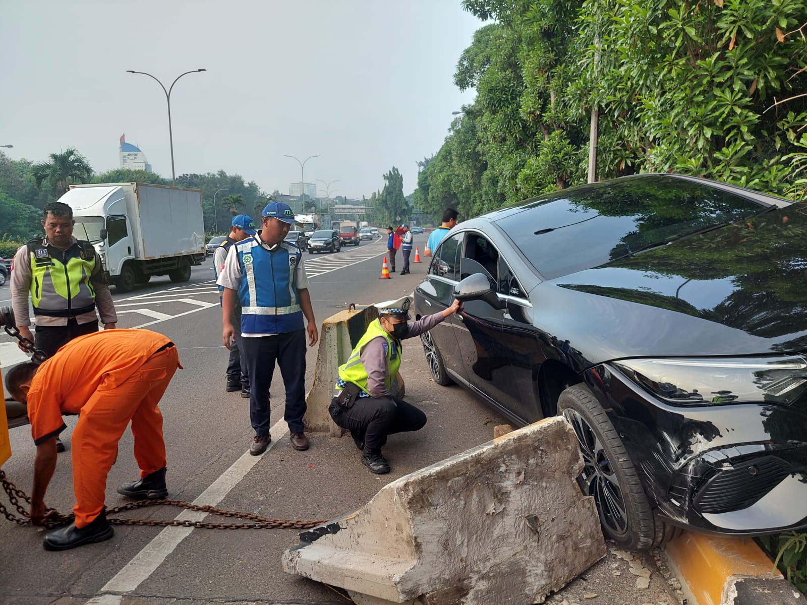 Mobil Listrik Mercedes-Benz Kecelakaan di Tol Jakarta, Pengemudi: Setir Narik ke Kiri