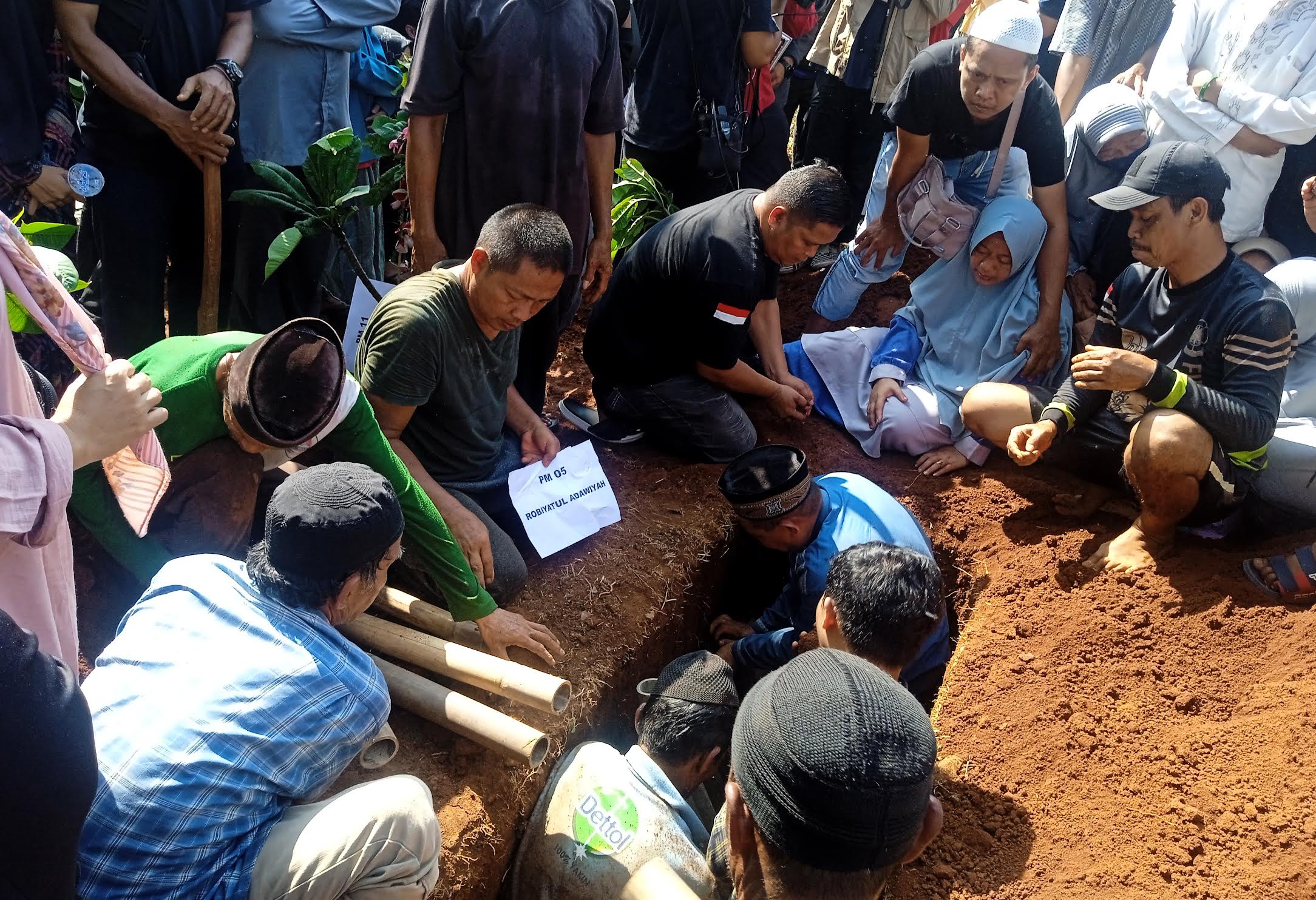 Isak Tangis Iringi Pemakaman Robiyatul Adawiyah, Korban Kecelakaan Bus Siswa SMK Lingga Kencana 