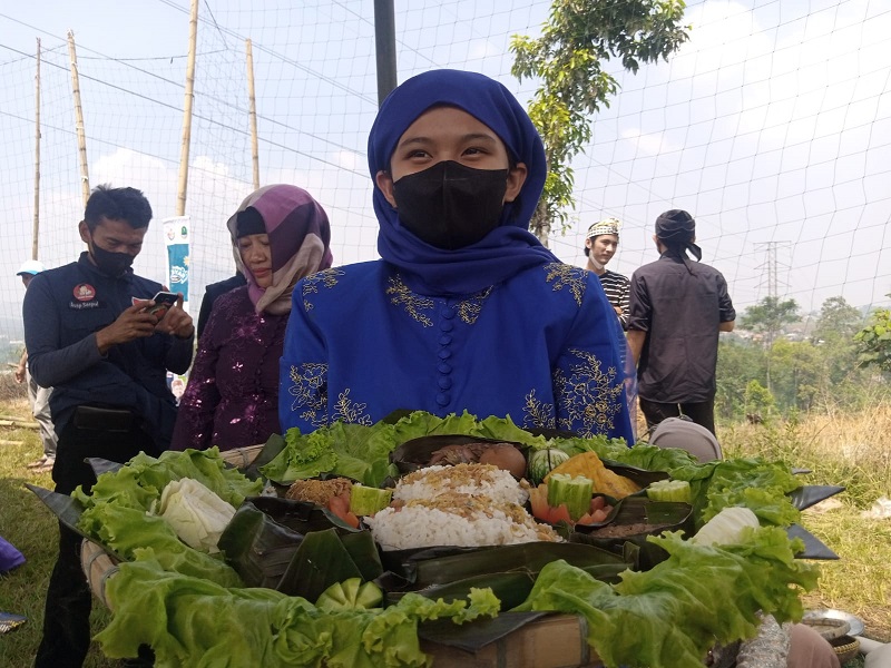 Tradisi Sambut Ramadan, Warga Sumedang Makan Nasi Liwet Sepanjang 100 Meter
