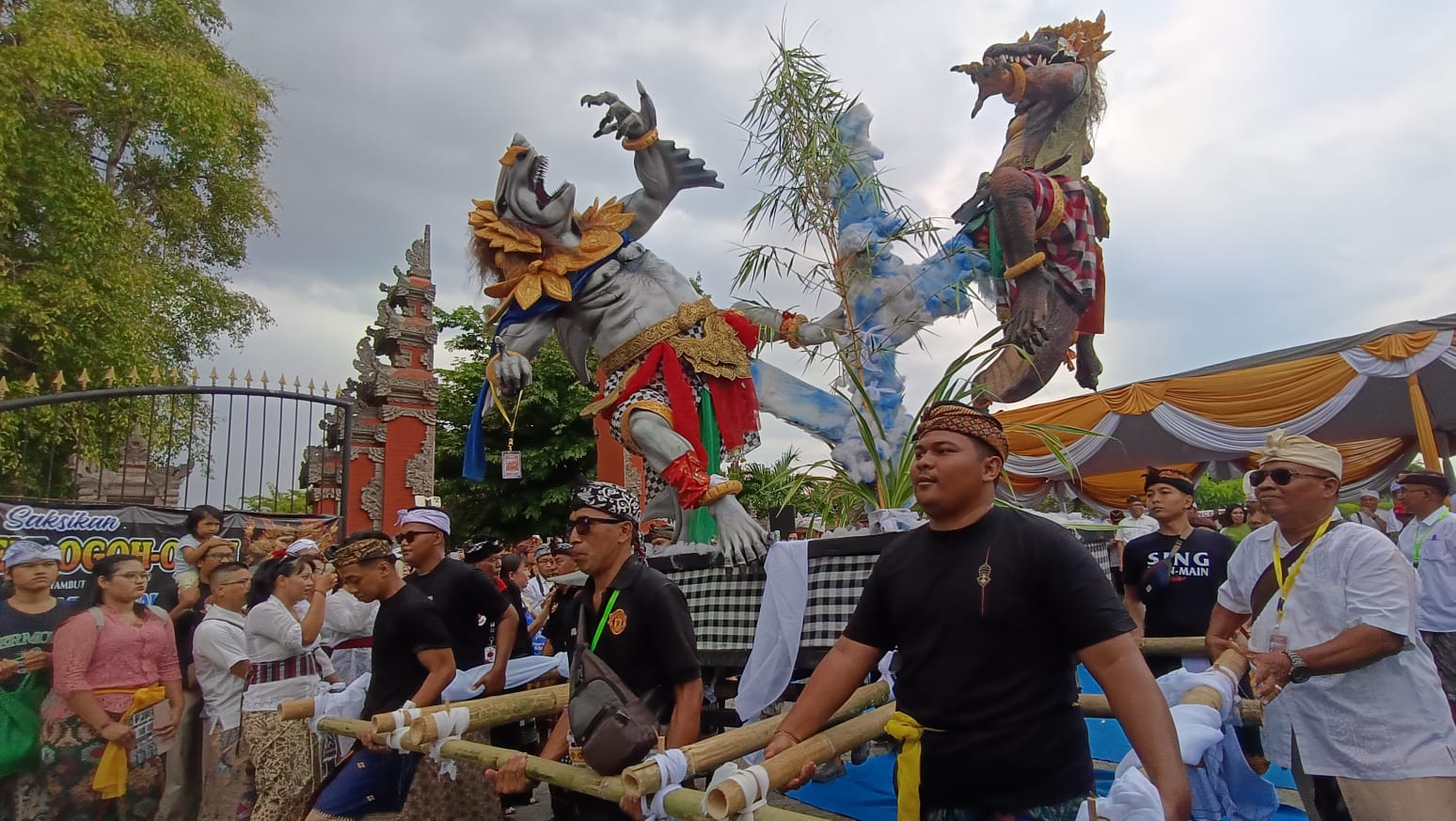 Pawai Ogoh-Ogoh Meriah di Pura Segara, Sambut Nyepi di Surabaya