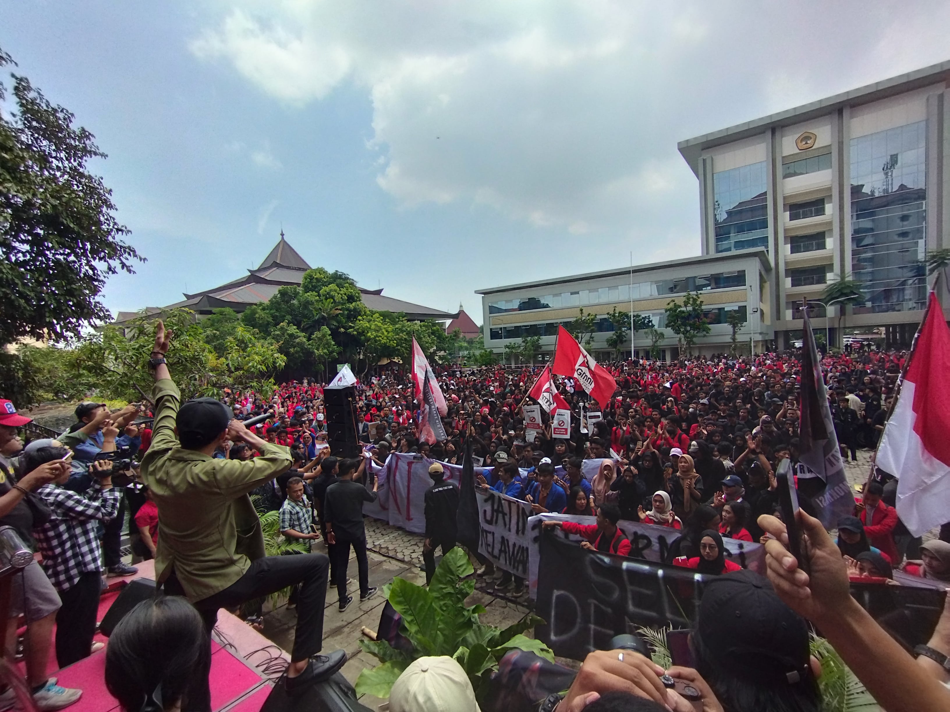 Butet Kartaredjasa hingga Eros Djarot Hadir di Untag Surabaya: Gerakan Mahasiswa Selamatkan Demokrasi