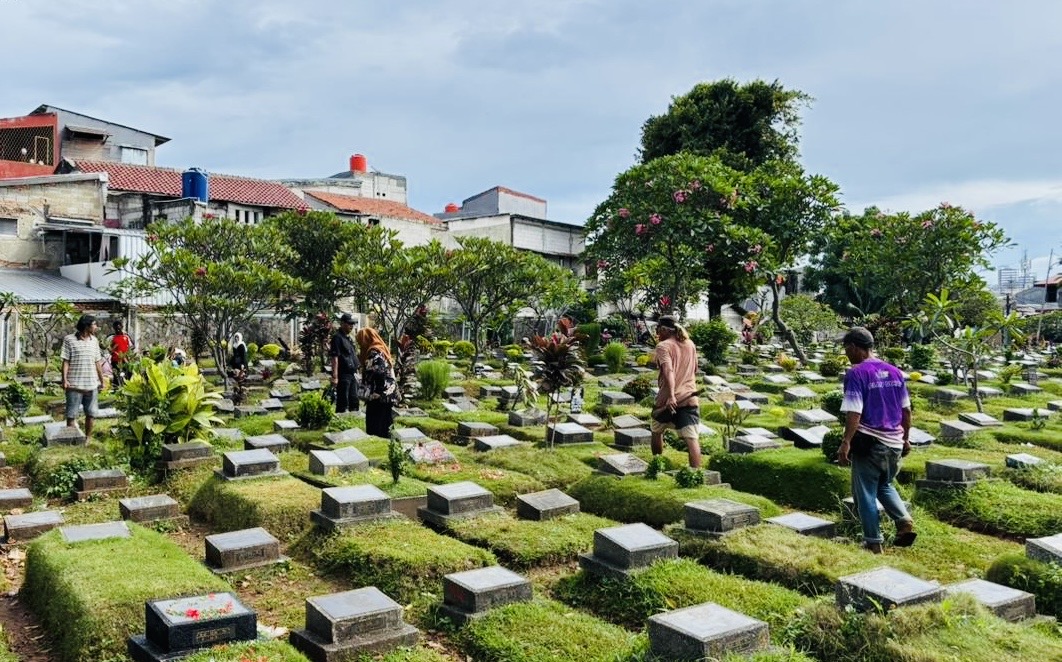 Pembersih Makam Musiman di TPU Kawi-Kawi Resahkan Peziarah, Paksa Minta Upah
