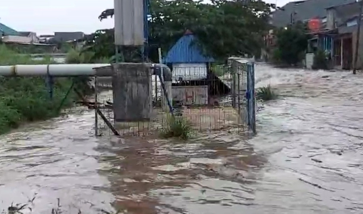 Tanggul Kali Leduk  Jebol Akibat Hujan Deras Guyur Tangerang