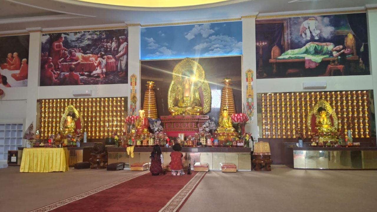 Bagi-Bagi Angpau Lengkapi Kebaktian Imlek di Vihara Buddhayana Surabaya, Dihadiri Kapolda Jatim