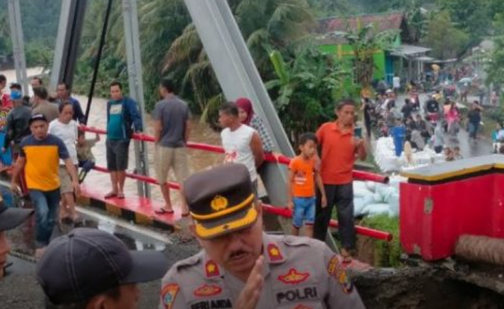 Jalan Lintas Sumatera Bengkulu - Lampung Lumpuh, Jembatan Pekon Laay Ambruk