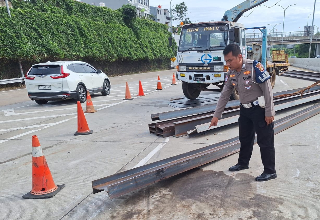 Mobil Ringsek Tertimpa Besi, Terdengar Teriakan Orang Minta Tolong Saat Kecelakaan di Tol Desari KM 4+400