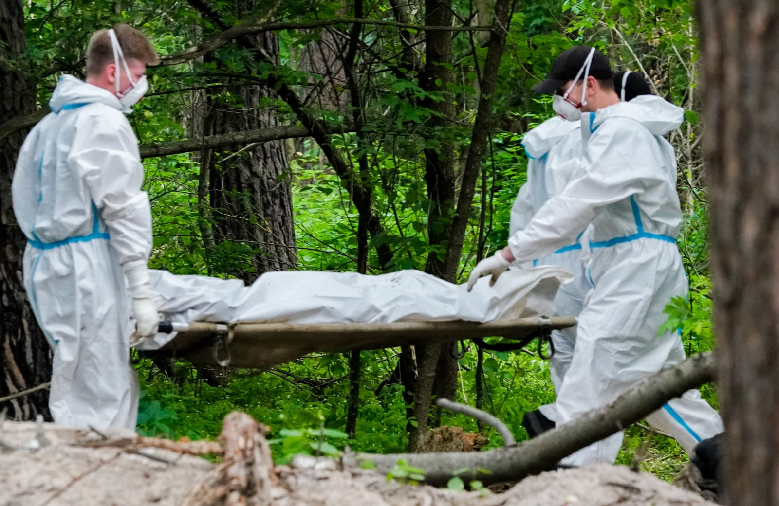 Evakuasi Jenazah di Hutan Ukraina, Deteksi Ranjau Cuma Pakai Ranting