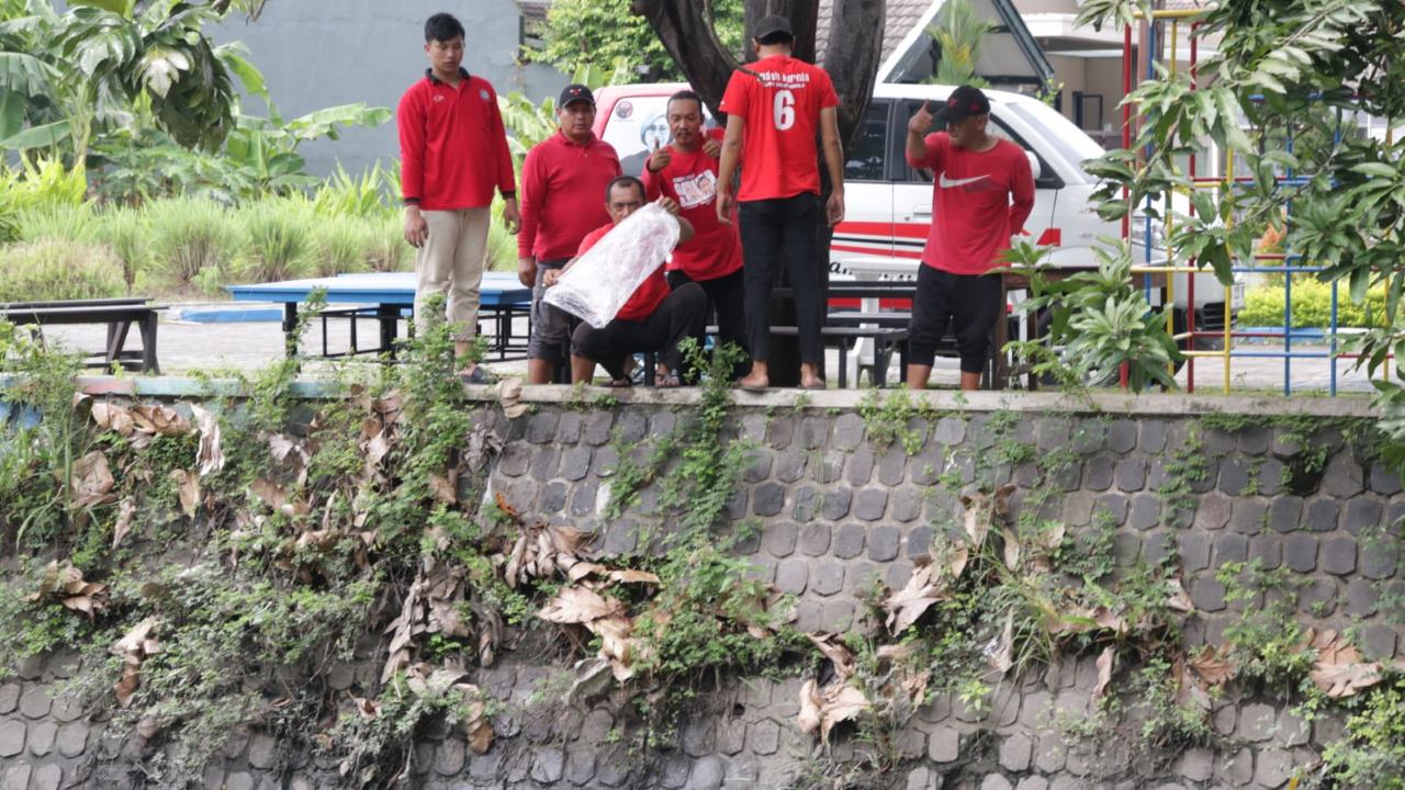 Peringati HUT ke-79 Megawati Soekarnoputri, Indah Kurnia Laksanakan Kerja Bakti