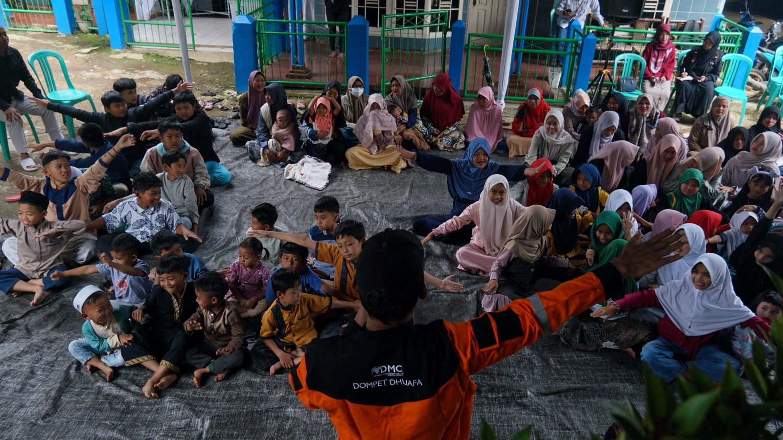 Dompet Dhuafa dan Persib Bandung Gelar Grebek Kampung di Wilayah Terdampak Longsor Cisarua