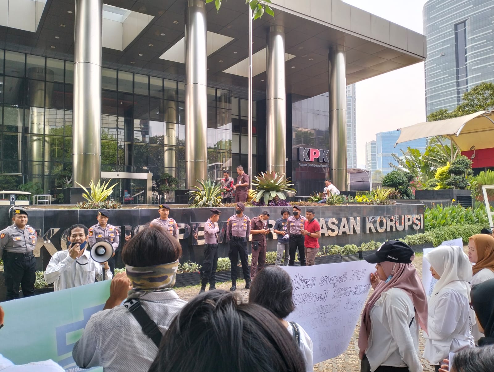 Massa RI2 Desak KPK Segera Tetapkan Tersangka Korupsi Proyek Pemkab Lamongan 