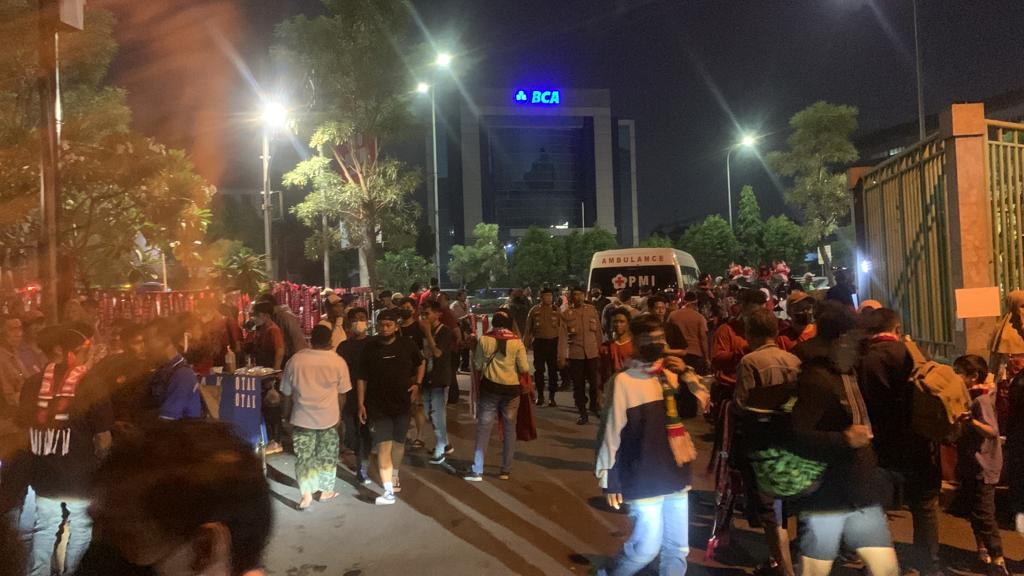 Ribuan Pendukung Timnas Indonesia Padati Stadion Patriot Chandrabaga Kota Bekasi