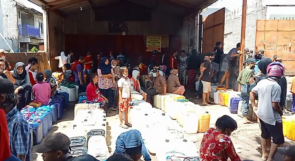 Antrean Panjang Pembeli Migor Curah Masih Terjadi di Kota Cirebon 