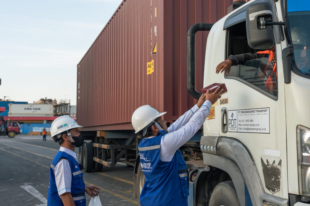 Rayakan Bulan Ramadan, PT Terminal Petikemas Surabaya Bagi-Bagi Takjil pada Pengemudi Truk Setiap Hari