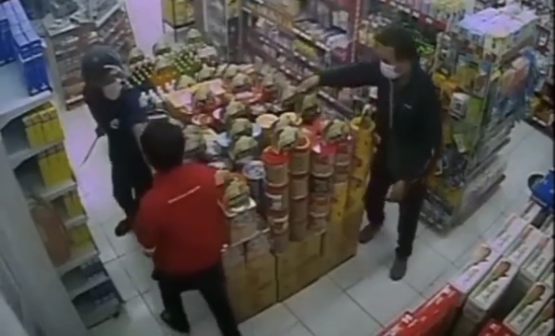  Dua Rampok Bersenjata Tajam Datangi Minimarket di Duren Sawit, Gasak Uang Rp 40 Juta Lebih dan Ratusan Bungkus Rokok