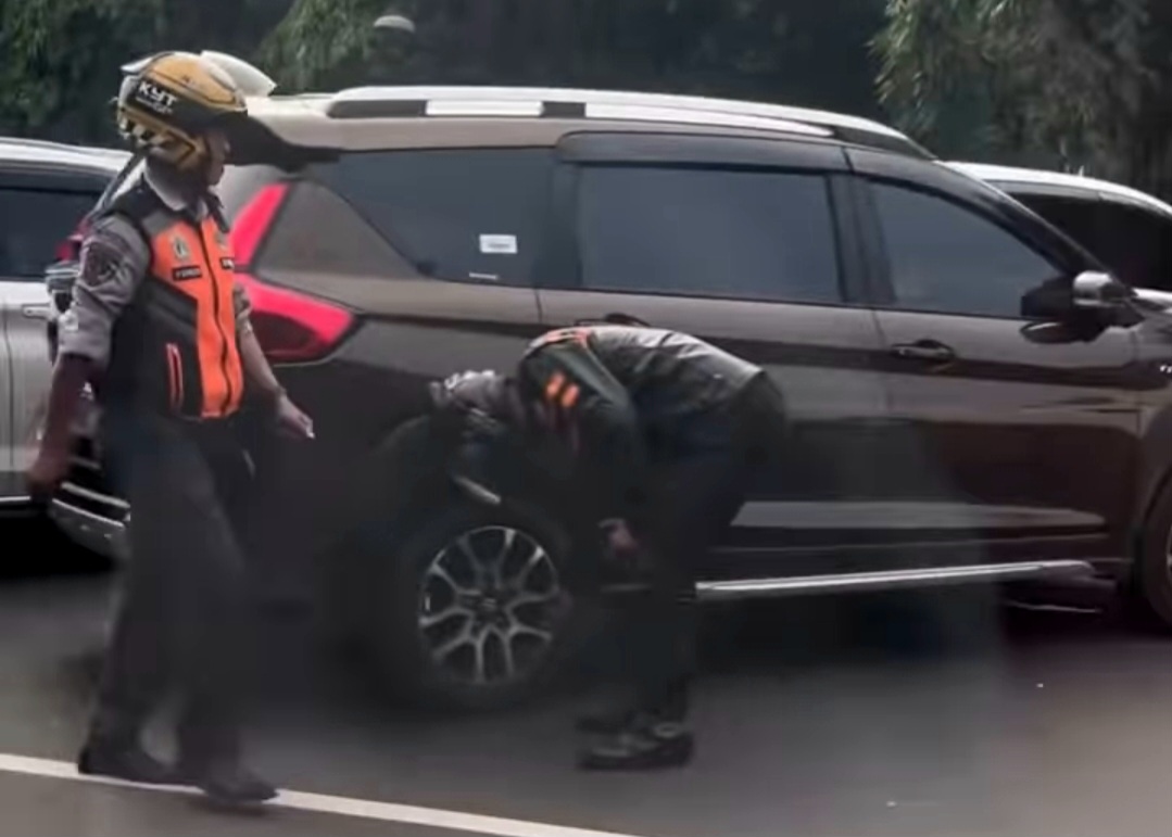 Dishub Jakpus Tindak Parkir Liar di Monas Patok Tarif Rp30 Ribu, Ban Mobil Pengunjung Digembosi