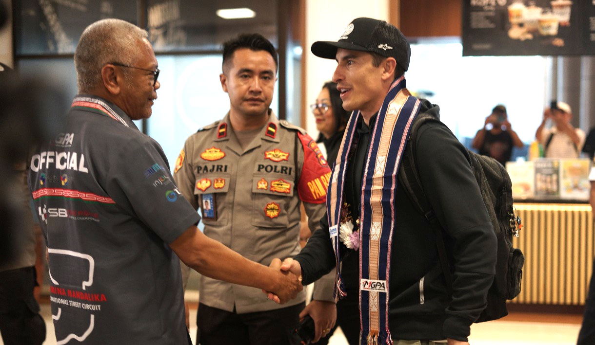 Kain Tenun Khas NTB Sambut Kedatangan Marc Marquez di Lombok, Quartararo Dikawal Polisi