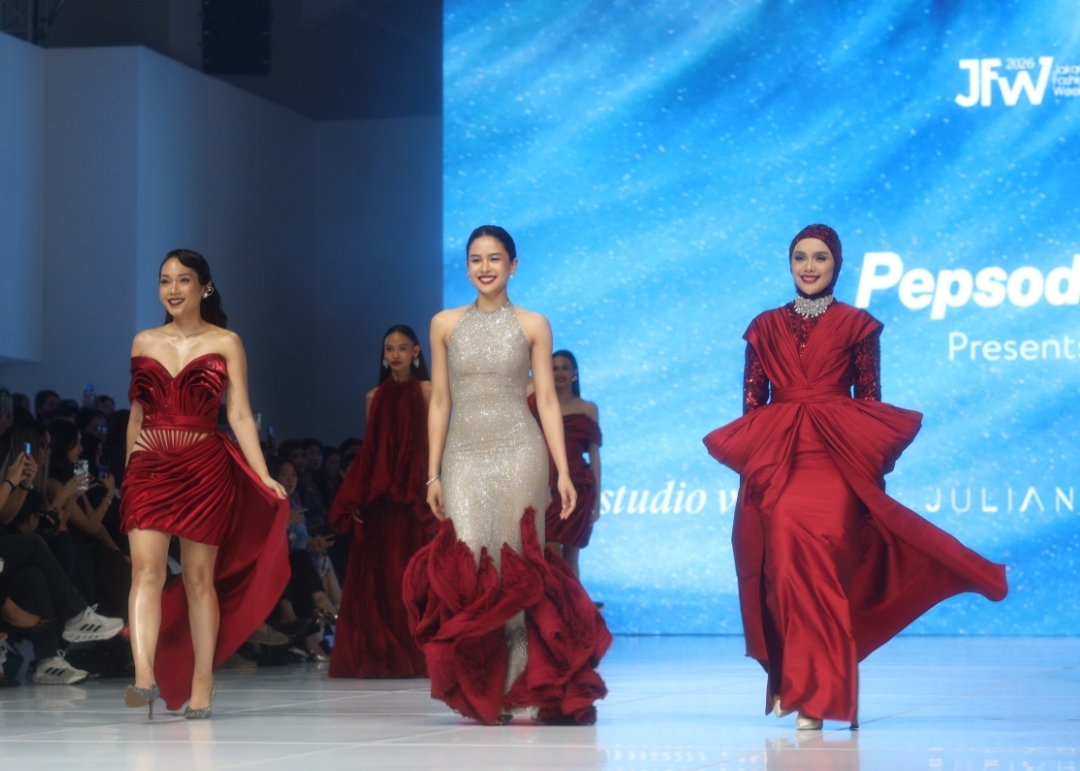 Maudy Ayunda Bikin Runway JFW 2026 Berkilau dengan Senyum Cerahnya, Ini Rahasianya