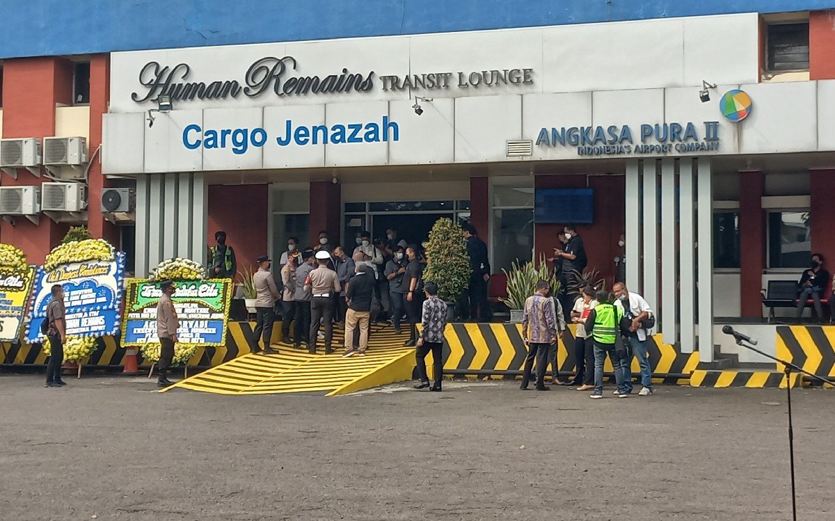 Jenazah Eril Akhirnya Tiba di Bandara Soekarno-Hatta