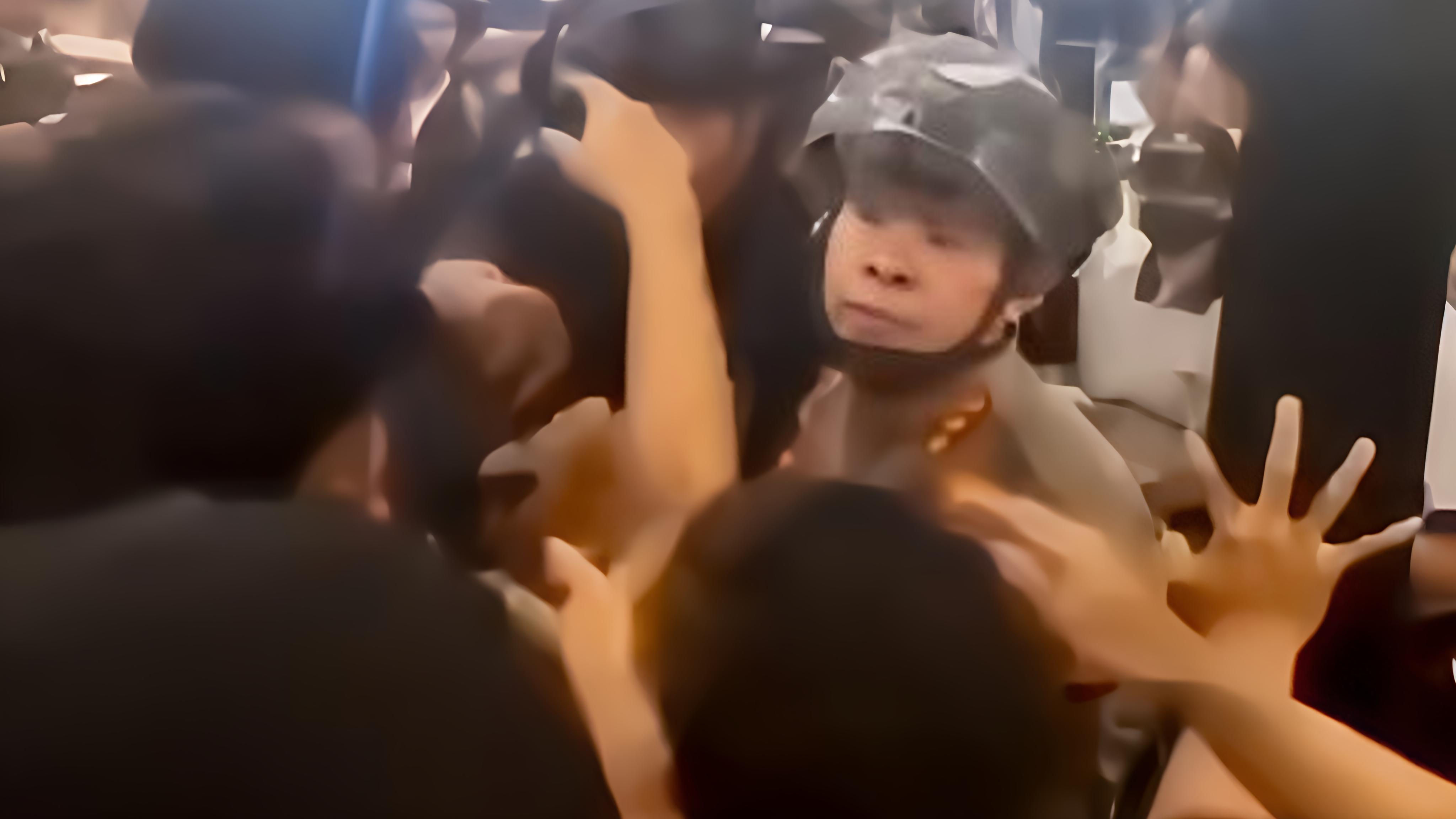 Polisi Sweeping Pedemo Sampai Masuk Resto Mie Gacoan, Gak Jadi Ditangkap Usai Diselamatkan Pengunjung