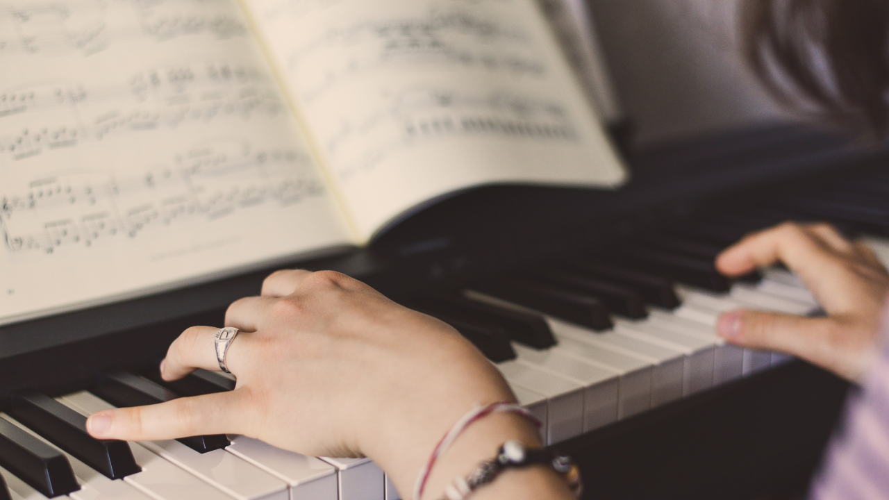 5 Lagu Bertema Guru untuk Upacara Hari Guru Nasional 2025 Lengkap Lirik, Semarak Peringati Pahlawan Tanpa Tanda Jasa