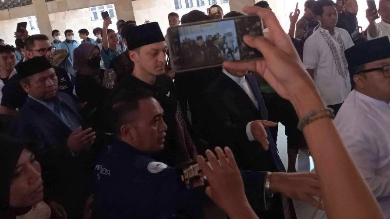 Keren! Mesut Ozil Salat Jumat di Masjid Istiqlal Pakai Peci Songkok