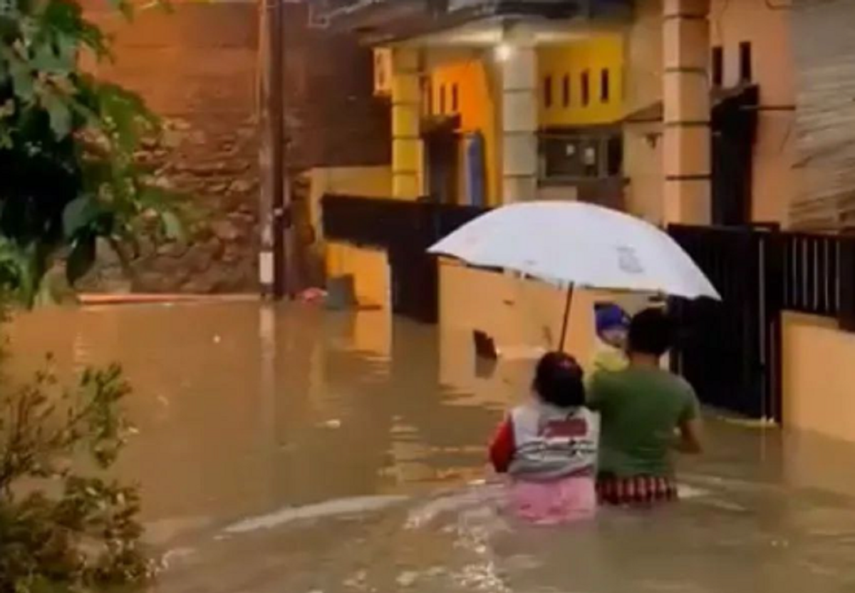 Waduh! Warga Bekasi Mudik Rumahnya Malah Terendam Banjir Akibat Tanggul Jebol