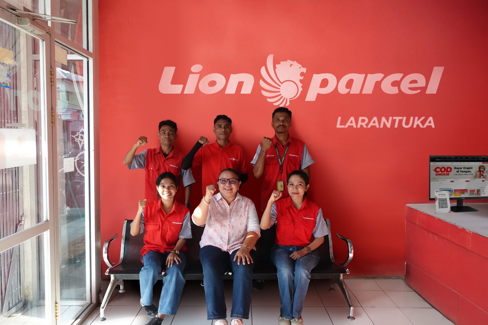 Dari Larantuka untuk Nusantara, Kisah Kurir Lion Parcel Menyatukan Indonesia