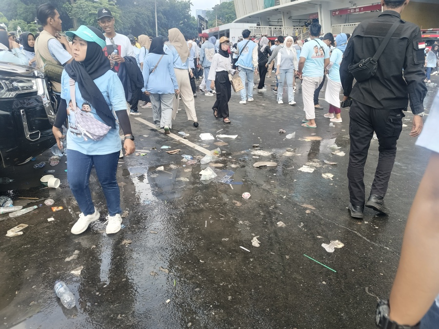 Kebangetan, Sampah Berserakan di GBK saat Kampanye Akbar Prabowo-Gibran