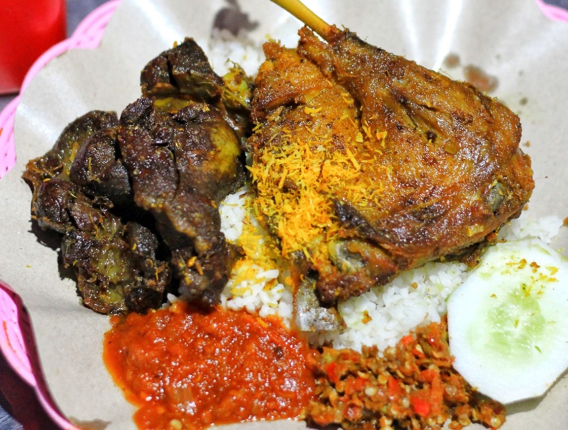 Maknyus! 6 Rekomendasi Makanan Kaki Lima Legendaris di Surabaya, dari Rawon Hingga Nasi Bebek
