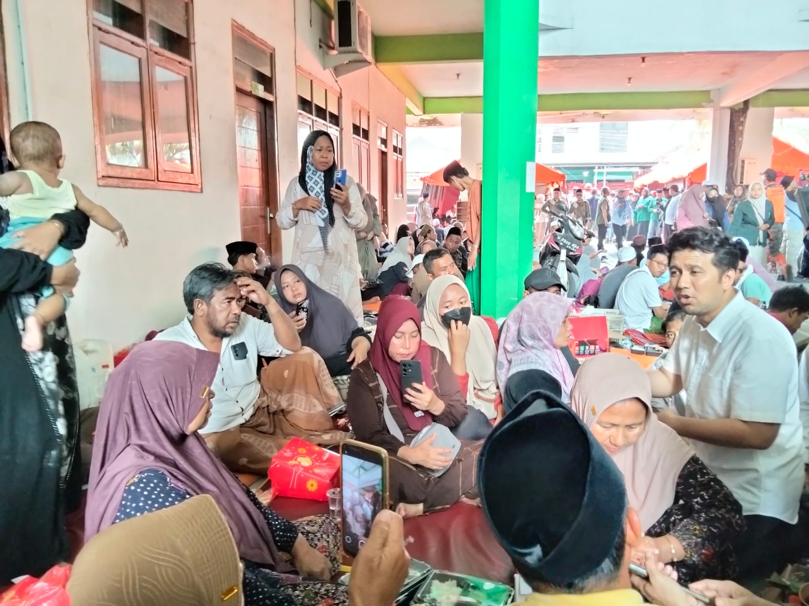 Kisah Ibu Mencari Anaknya yang Masih Terjebak di Reruntuhan Ponpes Al-Khoziny: Tolong Panggil Alfin yang Keras Pak