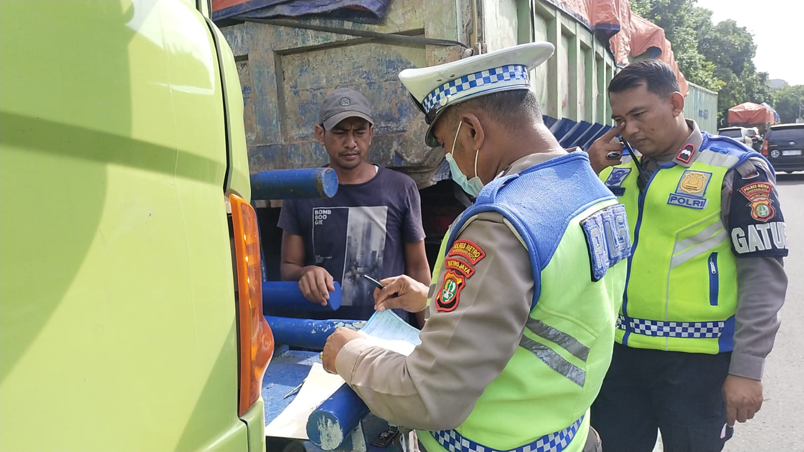 Puluhan Truk di Tangerang Langgar Jam Operasional, Polisi Tindak bersama Dishub
