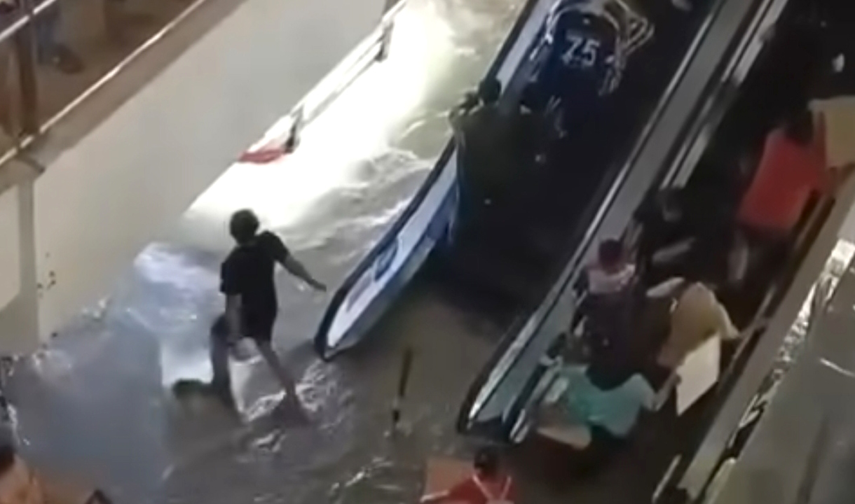 Banjir Masuk ke Mall di Bekasi, Pengunjung Panik   