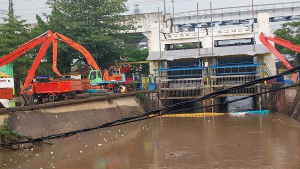 Status Pintu Air Manggarai Normal, Petugas Siaga Mengantisipasi Tumpukan Sampah