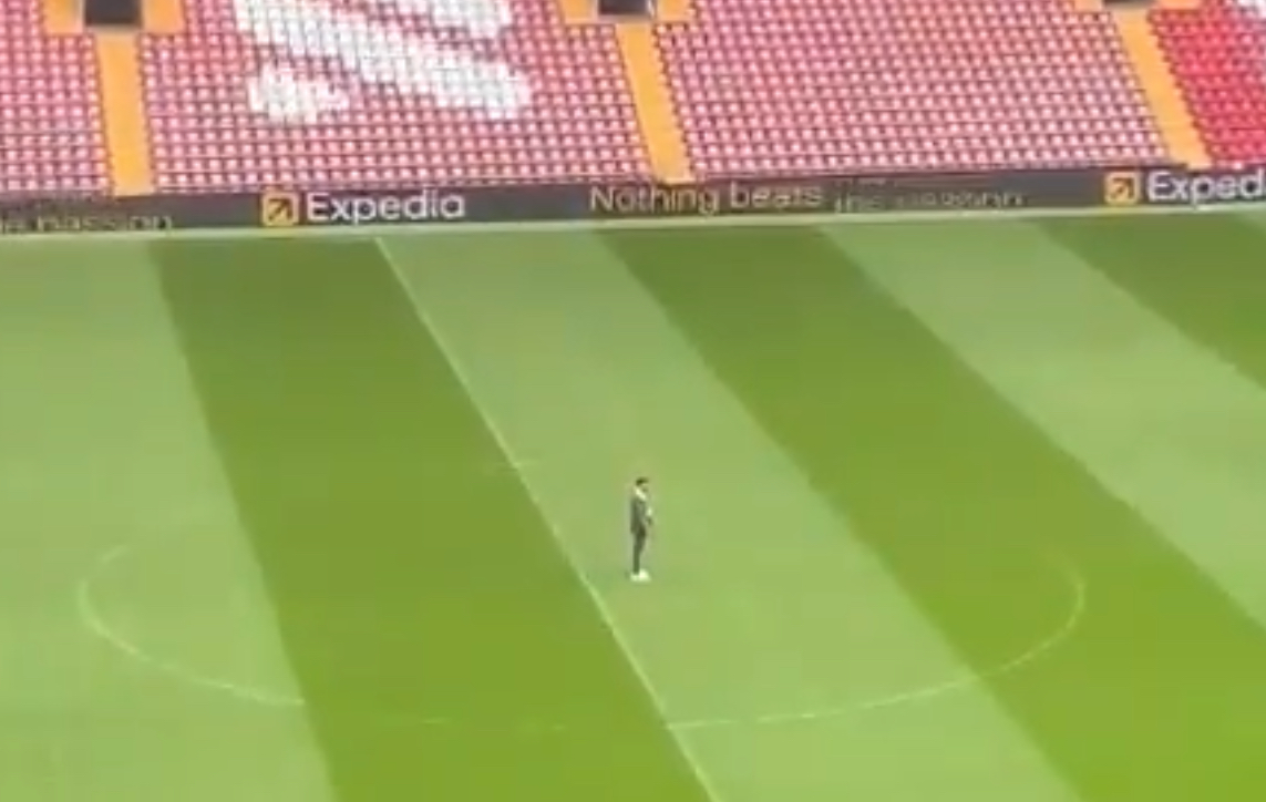 Viral Jurgen Klopp Menyendiri di Tengah Lapangan Anfield, Jelang Pisah dari Liverpool