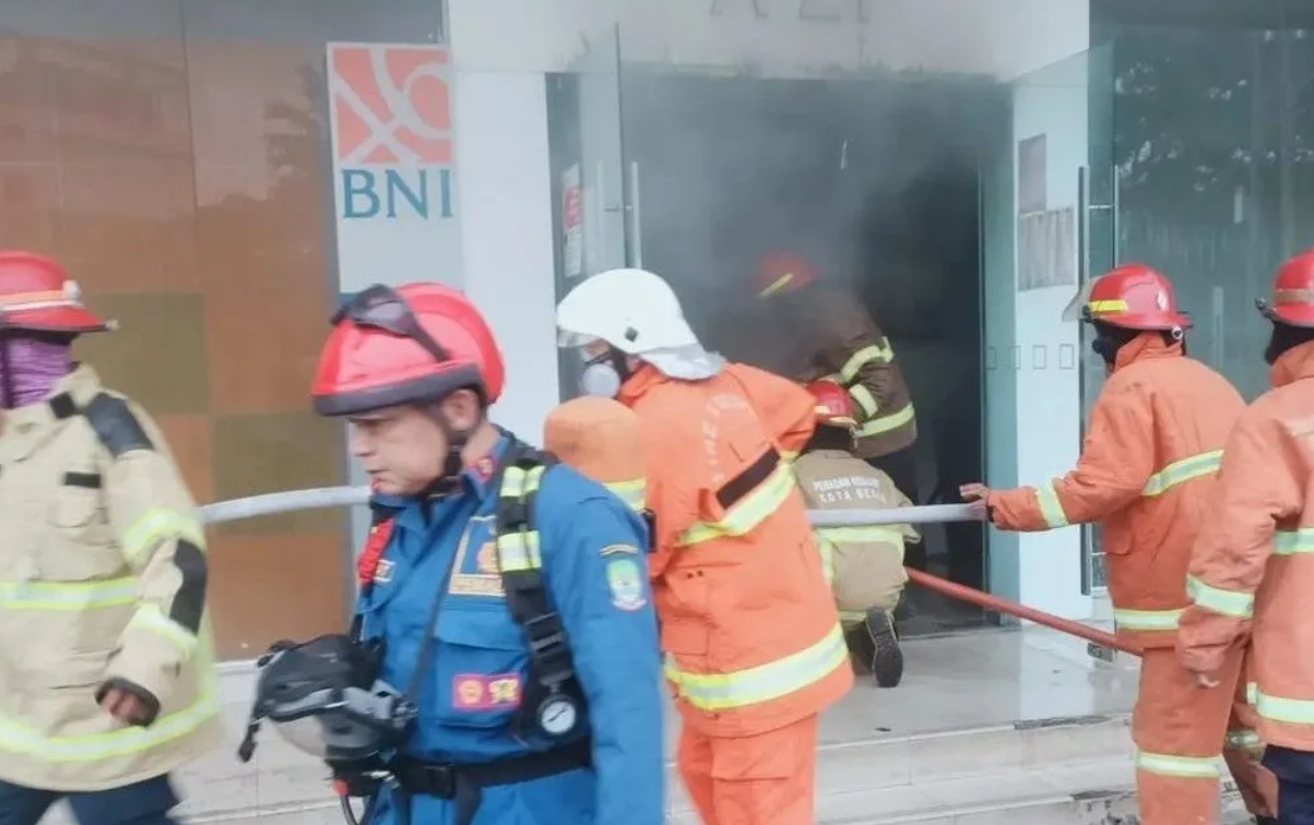 Ruko ATM BNI di Jalan Boulevard Selatan Summarecon Bekasi Terbakar