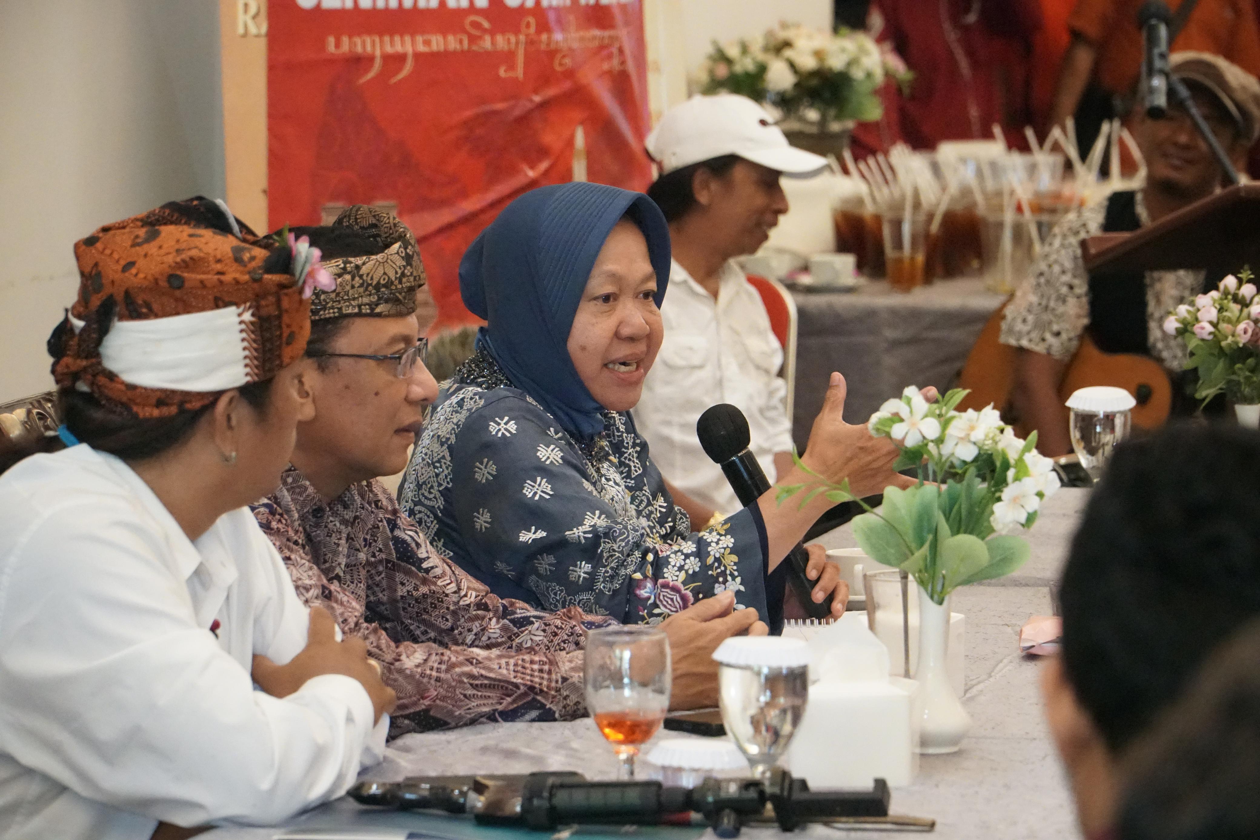 Dicurhati Seniman Jatim, Risma Gagas Car Free Night dan Gelar Budaya di Lereng Gunung