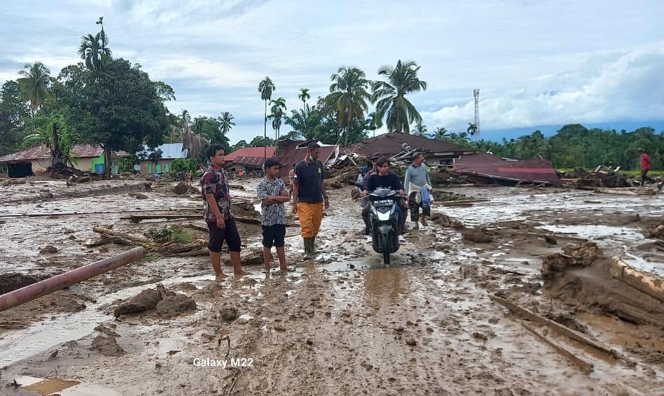 Banjir di Sumatera Barat: 90 Orang Meninggal, 77 Ribu Jiwa Mengungsi 