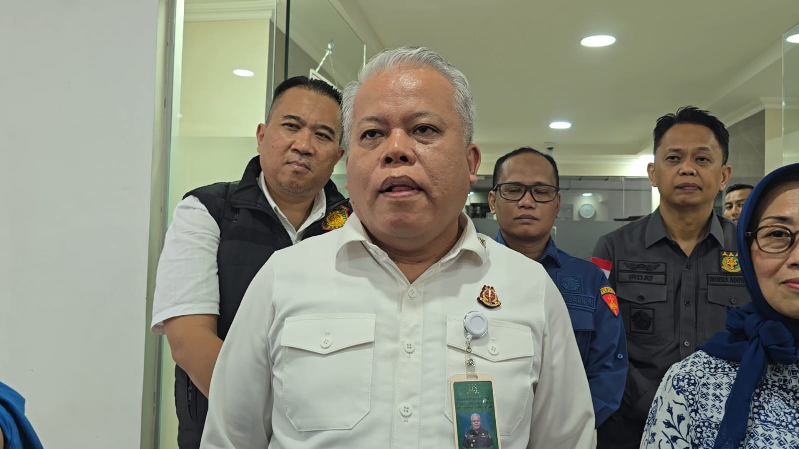 Kejagung Serahkan 10 Bundel Dokumen Penetapan Tersangka Dirut Jak TV ke Dewan Pers