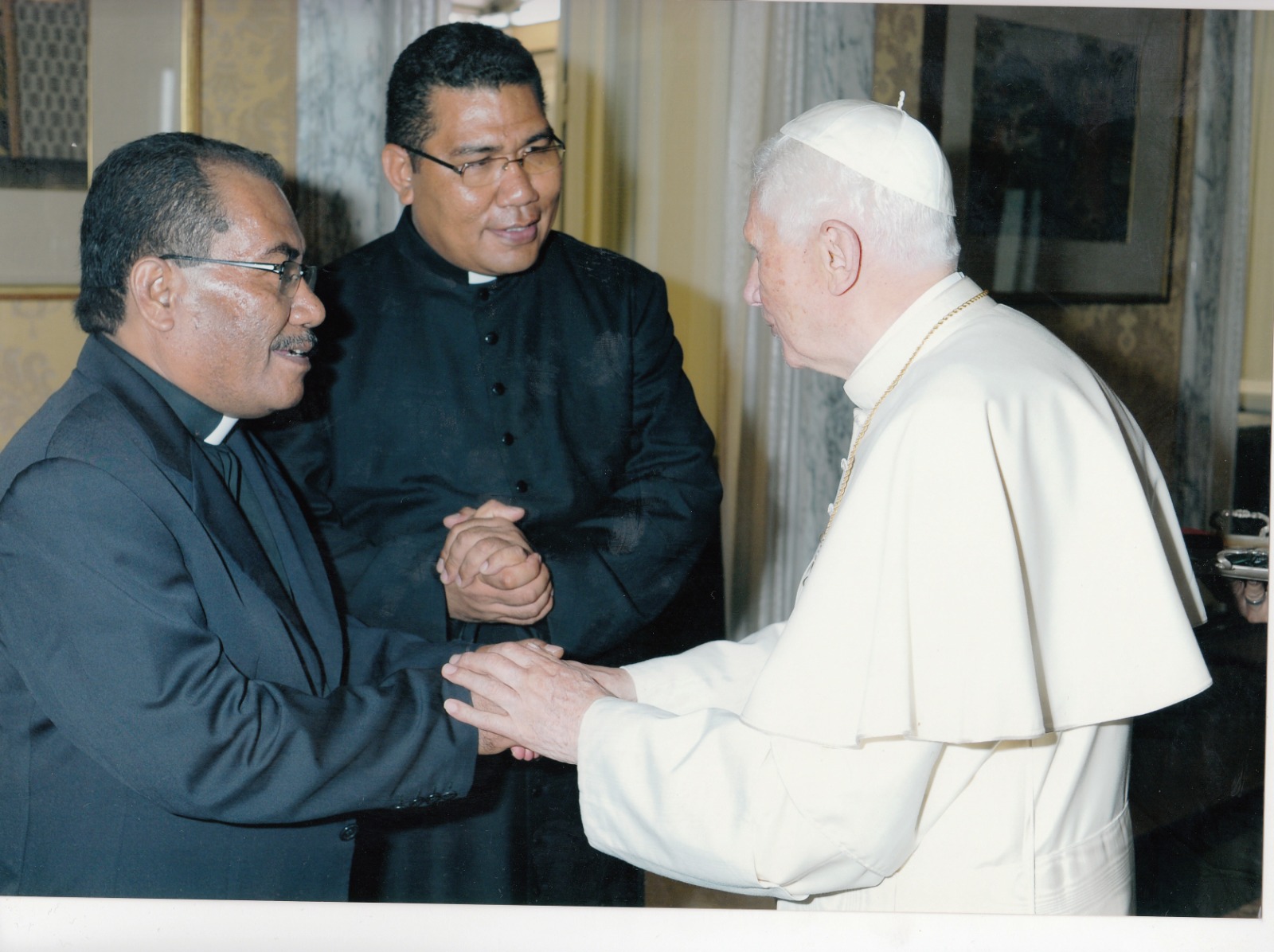 Mengenang Mendiang Paus Emeritus Benediktus XVI,  Polemik Kondom dan Dua Jubah Putih