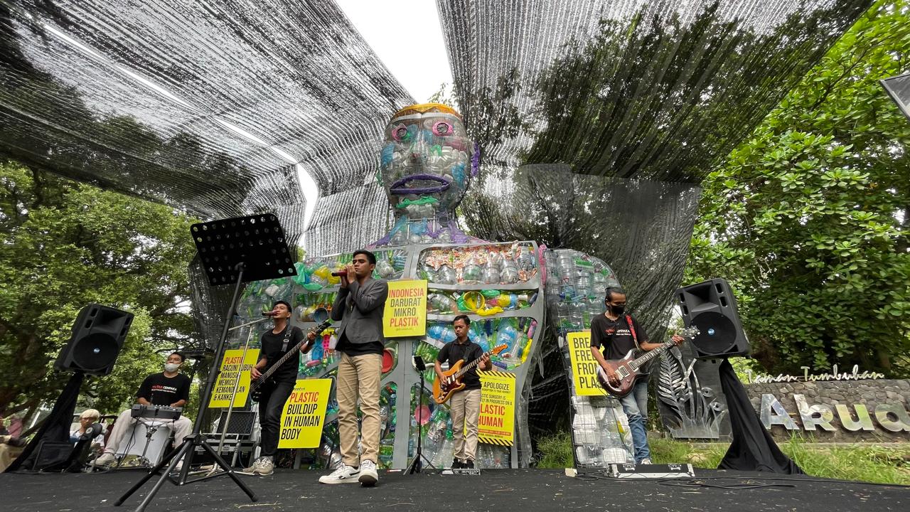 Operasi Plastik Keliling Jatim Ecoton bersama Manusia Plastik Hadapi Krisis Plastik Global