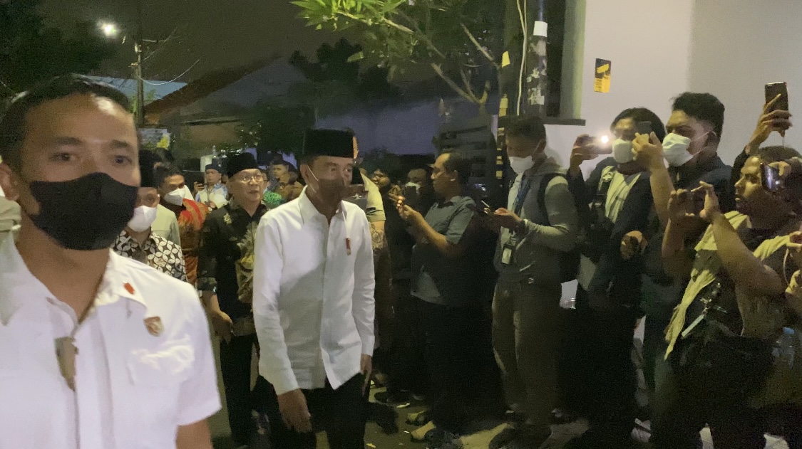 Kenakan Kemeja Putih, Presiden Jokowi Hadir di Rumah Duka Ferry Mursyidan Baldan