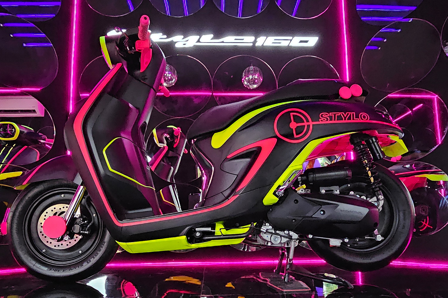 Honda Stylo 160 Meriahkan Soundfest 2025, Tampil 'Nyentrik' dengan Nuansa Neon Futuristik