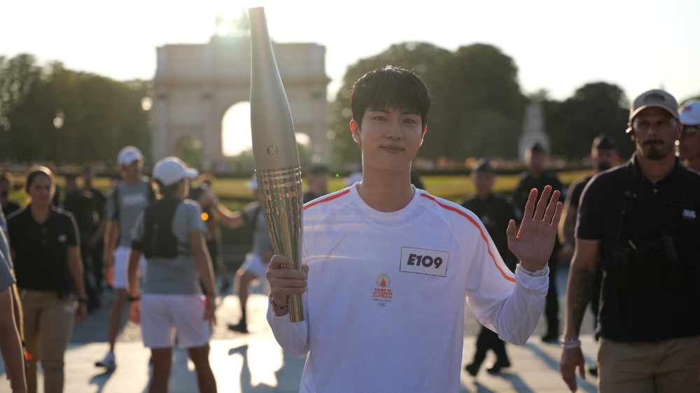 Bikin Bangga! Jin BTS Bawa Obor Olimpiade Paris 2024, Ngaku Sangat Gugup