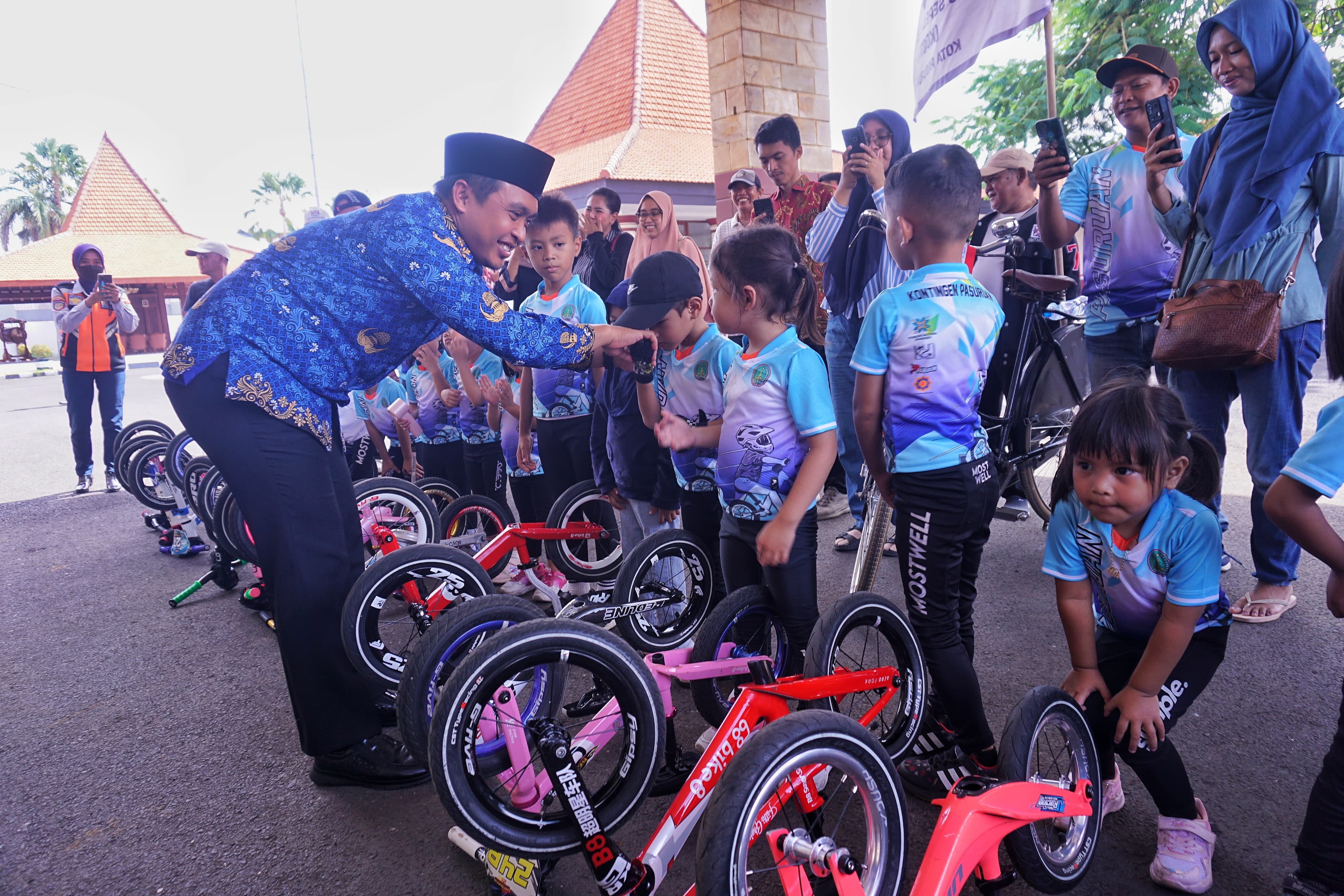 Mas Adi Berangkatkan Atlet Kormi Kota Pasuruan ke Surabaya