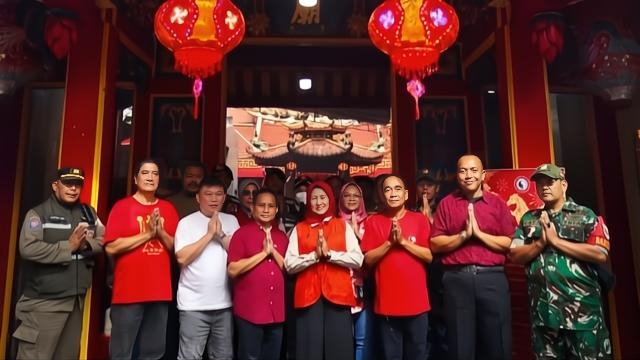 Walkot Jakbar Tinjau Perayaan Imlek 2577 di Vihara Dharma Bhakti, Bawa Pesan dari Gubernur