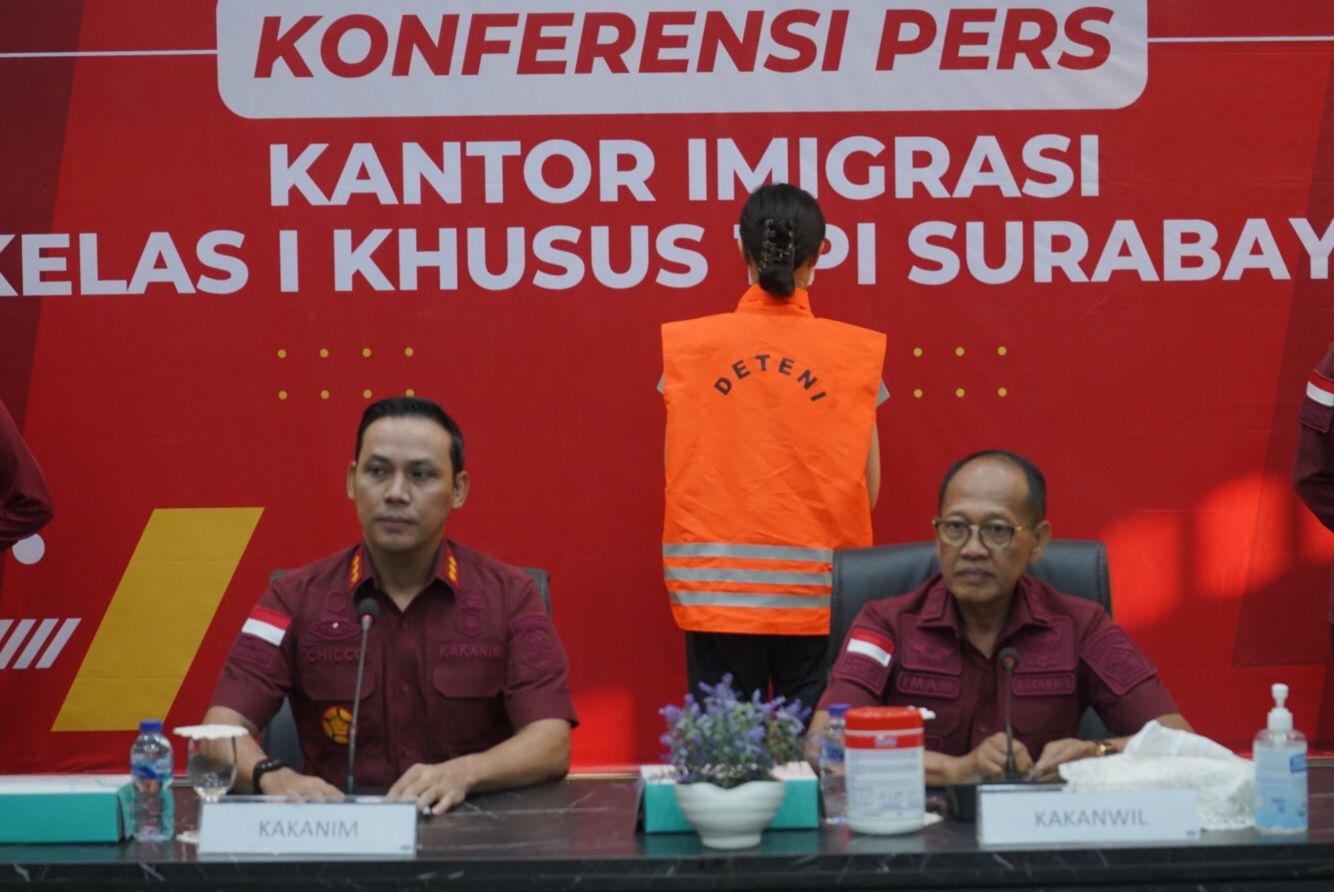 WN Tiongkok Jadi Joki Tes Bahasa Inggris di Surabaya