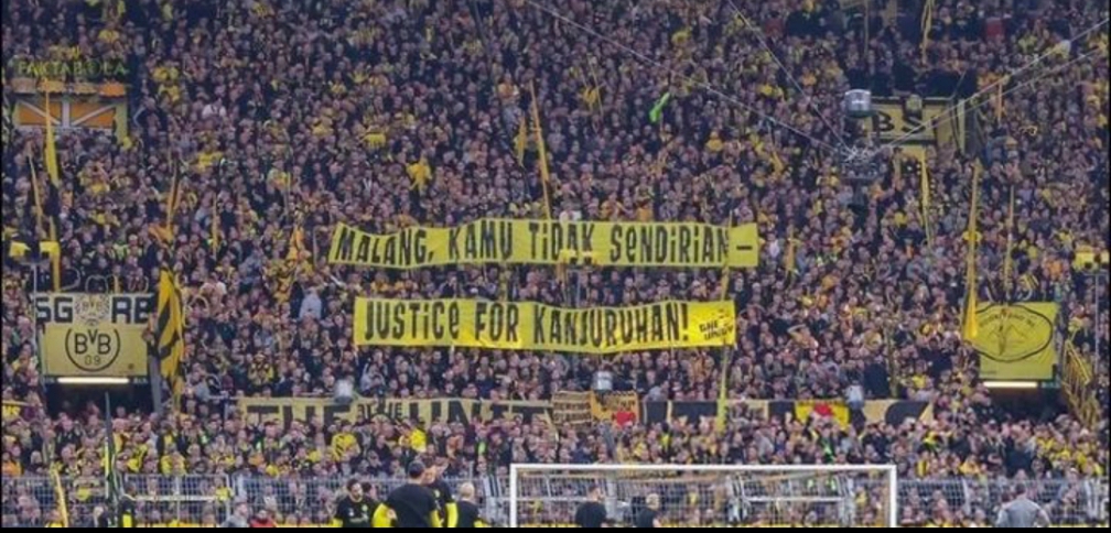 Gokil! Suporter Dortmund Bentangkan Spanduk; 'Malang Kamu Tidak Sendirian'